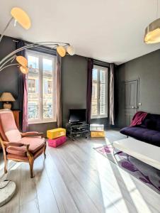 un soggiorno con un letto e un divano di Le Thiers - Hypercentre - Wifi - Air conditioning portable ad Avignone