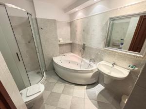 Koupelna v ubytování Hotel Opera