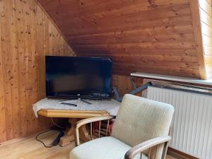 a room with a desk with a laptop and a chair at Haus der Könige in Wietzendorf
