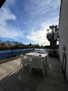 un tavolo bianco e sedie su un balcone con vista di F2 équipé Clim jardin Spa Centre Arles à 10mn a Arles