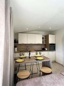 una cucina con tavolo e piatti gialli di F2 équipé Clim jardin Spa Centre Arles à 10mn a Arles Altre 9 foto