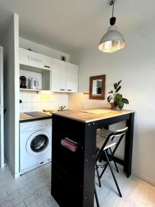 Kuchyň nebo kuchyňský kout v ubytování Studio 2 pers - Piscine & Plage - La Grande Motte