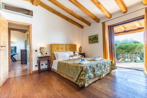 Un dormitorio con una cama y una ventana grande. en Villa Sul Golfo, en Cannigione