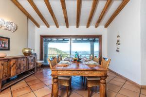 Un comedor con mesa y sillas de madera. en Villa Sul Golfo, en Cannigione