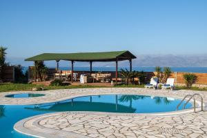 una piscina con gazebo vicino all'oceano di Villa Aurora Blue with private pool - just tens of meters from the sea - by PosarelliVillas ad Acharavi