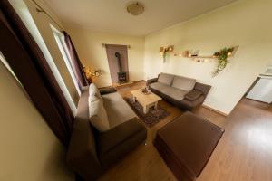 an overhead view of a living room with a couch and a table at Kociewska Polana - domki nad jeziorem in Sulnówko