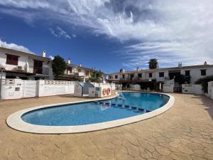 a swimming pool in the middle of a courtyard at TH31 Casa adosada con piscina y playa al lado in Torredembarra