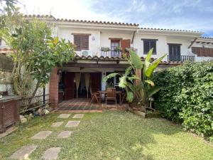 a house with a patio with a table in the yard at TH31 Casa adosada con piscina y playa al lado in Torredembarra