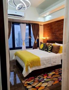 マニラにあるAir Residence T1 Amazing Makati Luxury Condo 66 sq m 300Mbps Fastの黄色い毛布が掛けられた大きなベッドのある寝室 +105枚の写真