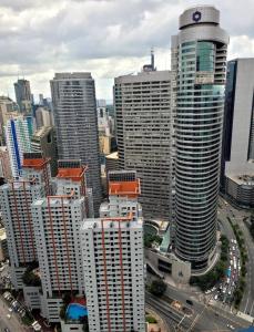 マニラにあるAir Residence T1 Amazing Makati Luxury Condo 66 sq m 300Mbps Fastの都市にある高層ビルの集まり