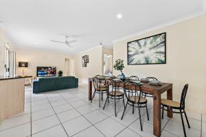 Μια τηλεόραση ή/και κέντρο ψυχαγωγίας στο Urban Escape Spacious Home in Rothwell Sleeps 8