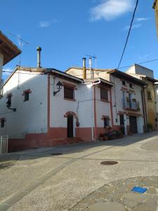 un edificio al costado de una calle en Casa Rural La Maestra, en Sigüés