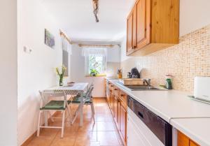 a kitchen with a table and a counter top at Két Fenyőfa Vendégház Vízparti Nyaraló in Békésszentandrás