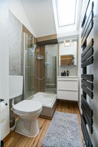 łazienka z prysznicem, toaletą i umywalką w obiekcie AusZeit Steiraland 2 mit privaten Terrasse und Garten und Parkplatz w mieście Nennersdorf +28 zdjęć