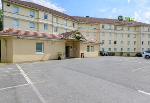 een lege parkeerplaats voor een hotel bij B&B HOTEL Marne-la-Vallée Bussy-Saint-Georges in Bussy-Saint-Georges