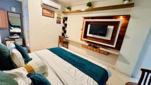 un soggiorno con letto e TV di HOTEL KRISHNA a Ahmedabad