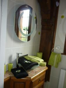 オンフルールにあるLes Hibiscusのバスルーム(鏡付き洗面台、タオル付)