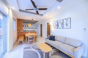 un soggiorno con un divano e un tavolo di House FORMOSA中島 a Nagoya