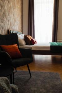 eine Couch in einem Wohnzimmer mit Fenster in der Unterkunft Rašínovo nábřeží - Riverside Residence in Prag