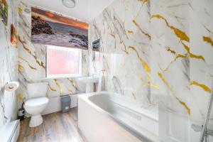 Un baño con bañera, inodoro y lavabo. en -RC15CFA- For Relaxed and Cosy stay with Free Parking, en Leeds