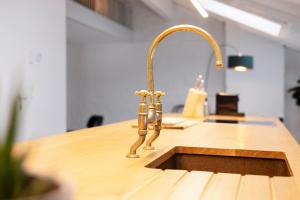 リエージュにあるLoft City Center - 2 bedrooms - parking - by FineNestの台所用シンク(テーブルの上に蛇口付)