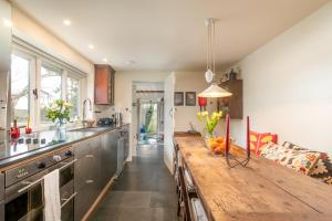 ノートン・セント・フィリップにあるThe Garden House - Luxury Hideaway Near Bathの部屋にある木製のカウンタートップを備えたキッチン