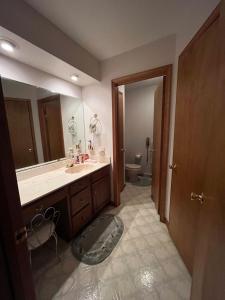 Ένα μπάνιο στο Top floor modern country home
