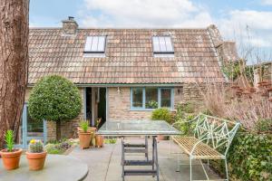 ノートン・セント・フィリップにあるThe Garden House - Luxury Hideaway Near Bathの家の前の椅子