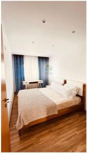 Un dormitorio con una cama grande en una habitación. en Casa MarTeu, en Pêra