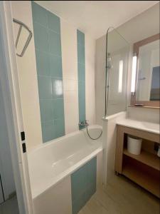 Koupelna v ubytování Domaine Valescure St Raphael Piscine Golf