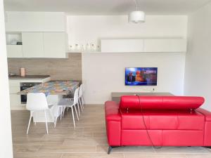 A kitchen or kitchenette at Nuovo trilocale con giardino, aria condizionata Még 2 kép