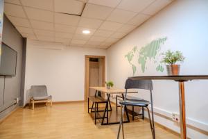 TV a/nebo společenská místnost v ubytování HolidaysBCN Rooms