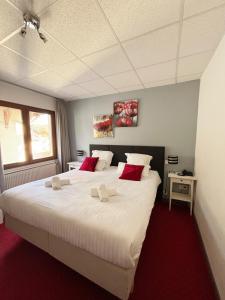 Postel nebo postele na pokoji v ubytování Hotel Le Divona "au coeur de Divonne"