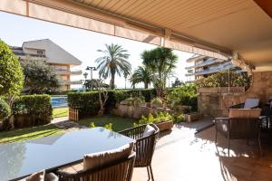 eine Außenterrasse mit einem Tisch und Stühlen in der Unterkunft Apartaments Marítim Torre Valentina in Sant Antoni de Calonge