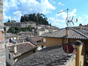 a view from the roof of a town at La Macina di Modì in Cetona