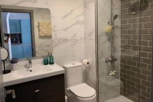 łazienka z toaletą, umywalką i prysznicem w obiekcie Beachside Apartment - Sleeps 3 Balcony & Parking w Murcji