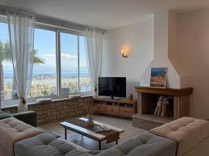 TV a/nebo společenská místnost v ubytování La Vista Residence - 5 BDS, 2 private swimming pools, stunning sea views only 10 minutes from Corfu Town's Centre