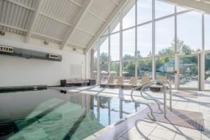 Kép Best Lake View With Pool and SPA access szállásáról Cirencesterben a galériában