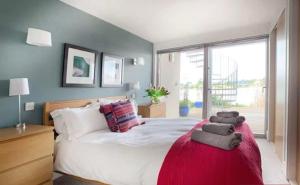 Kép Best Lake View With Pool and SPA access szállásáról Cirencesterben a galériában