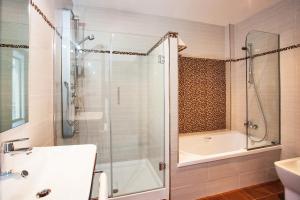 ein Badezimmer mit Dusche, Waschbecken und Badewanne in der Unterkunft Hotel Alén do Mar in Kap Finisterre