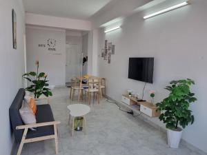 Televisyen dan/atau pusat hiburan di Kate's house Phan Thiet - Apartment 65m2 2BR, 7 mins to Doi Duong Beach