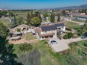 eine Luftaufnahme eines Hauses mit Garten in der Unterkunft La Casina Bianca in Santa Maria degli Angeli