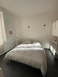 Postel nebo postele na pokoji v ubytování 2 pièces Place Miot, côté cours