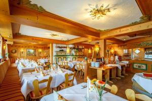 ein Restaurant mit Tischen und Stühlen in einem Zimmer in der Unterkunft Landhotel Bartlehof in Schluchsee