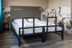 1 cama con 2 estanterías en una habitación en a&o Graz Hauptbahnhof, en Graz