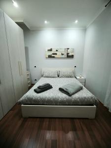 a bedroom with a bed in a white room at Casa Vacanza Giorgia in Marino