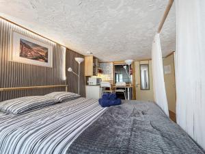 Un dormitorio con una cama grande en una habitación. en La Provence à Colmar, en Colmar