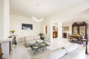 Χώρος καθιστικού στο Villa Giloma by Villa Plus