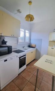 Nhà bếp/bếp nhỏ tại Maison de vacances sur le Bassin Ares