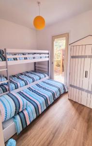 Giường trong phòng chung tại Maison de vacances sur le Bassin Ares
